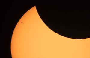 Un eclipse total, que sumerge brevemente parte del planeta en la oscuridad, ocurre cuando el diámetro de la Luna coincide exactamente con el del Sol visto desde la Tierra.