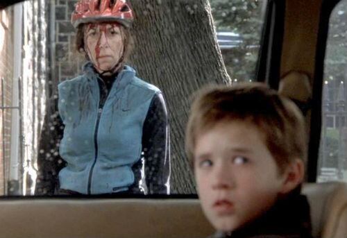 Dirigida por M. Night Shyamalan, 'Sexto Sentido' se estrenó en 1999. En ella Bruce Willis interpreta el papel de Malcolm Crowe, un prestigioso psicólogo infantil y Haley Joel Osment el de un niño que posee el don de ver y escuchar a los espíritus que deambulan por el mundo. Esta película logró recaudar 23.750 millones de dólares. Foto: nightmaresboulevard.blogspot.com 