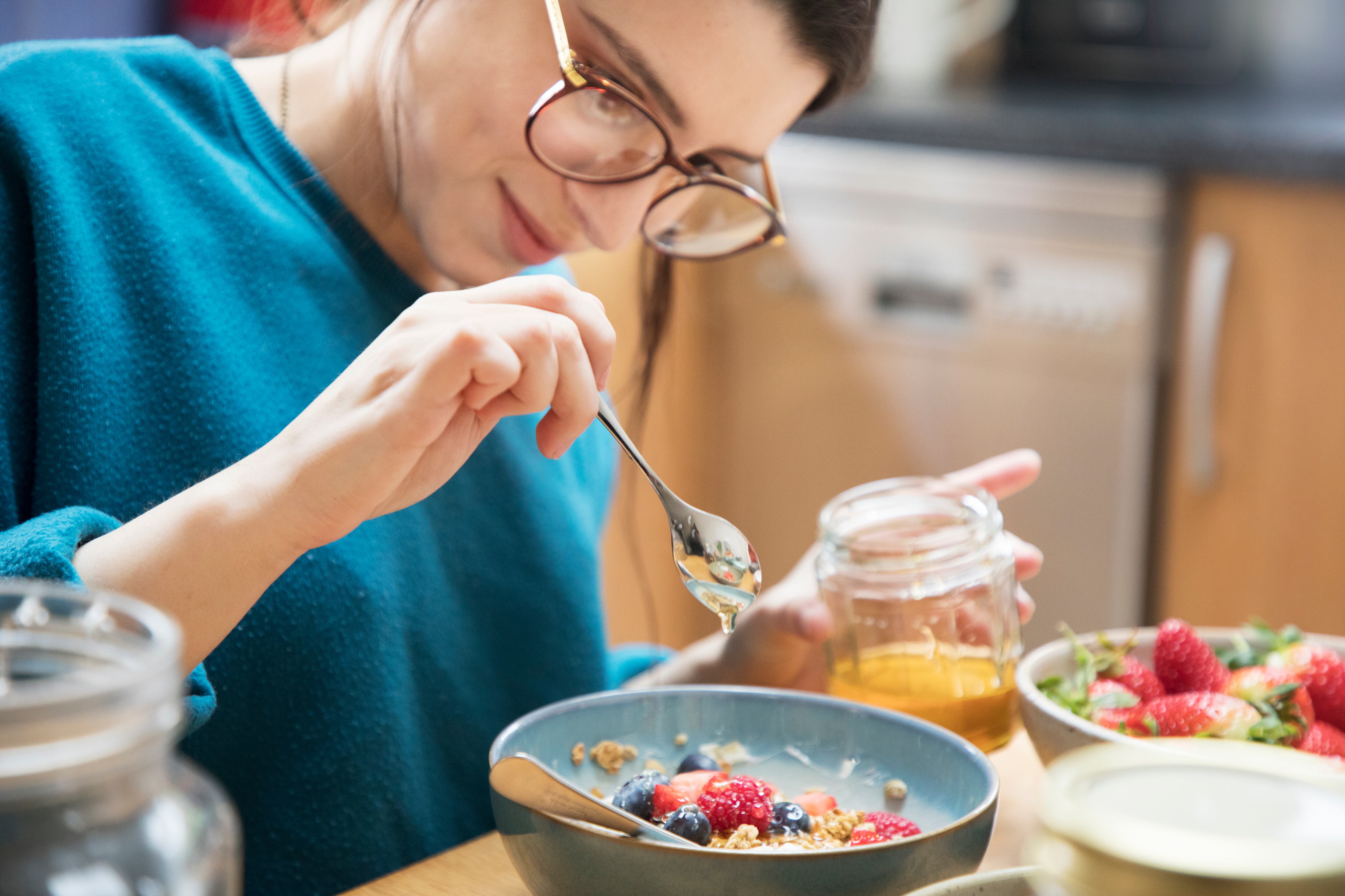 La miel es un edulcorante que sustituye el azúcar.