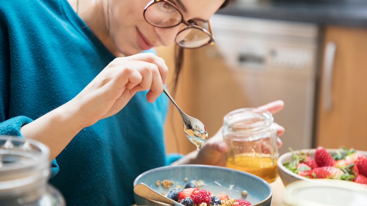 La miel es un edulcorante que sustituye el azúcar.