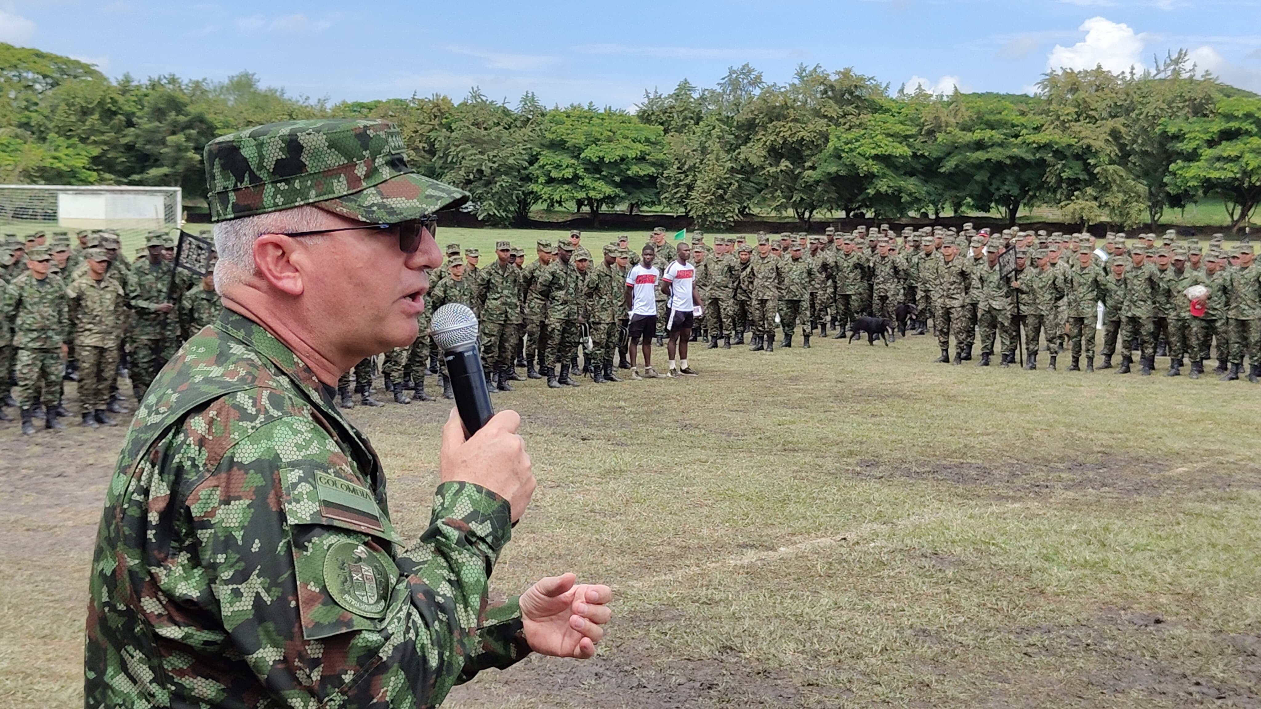 El general Luis Emilio Cardozo celebró el cumpleaños 215 del Ejército con los soldados que hacen parte del Batallón de Entrenamiento y Reentrenamiento N°.3, ubicado en el municipio de Zarzal.