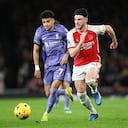 Declan Rice y Luis Díaz disputan una pelota en la fecha 23 de la Premier League