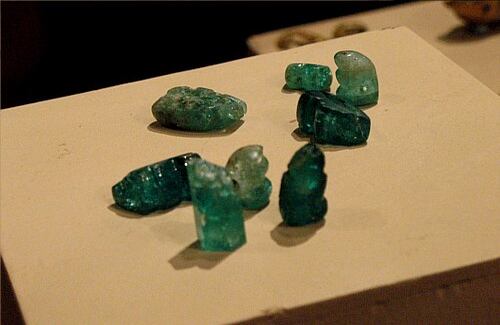 Serie de cuentas de collar cuidadosamente talladas en esmeralda. Al parecer corresponden al período Malagana del Valle del Cauca, y su extración pudo haber sido en el intenso saqueo de los años 90. 