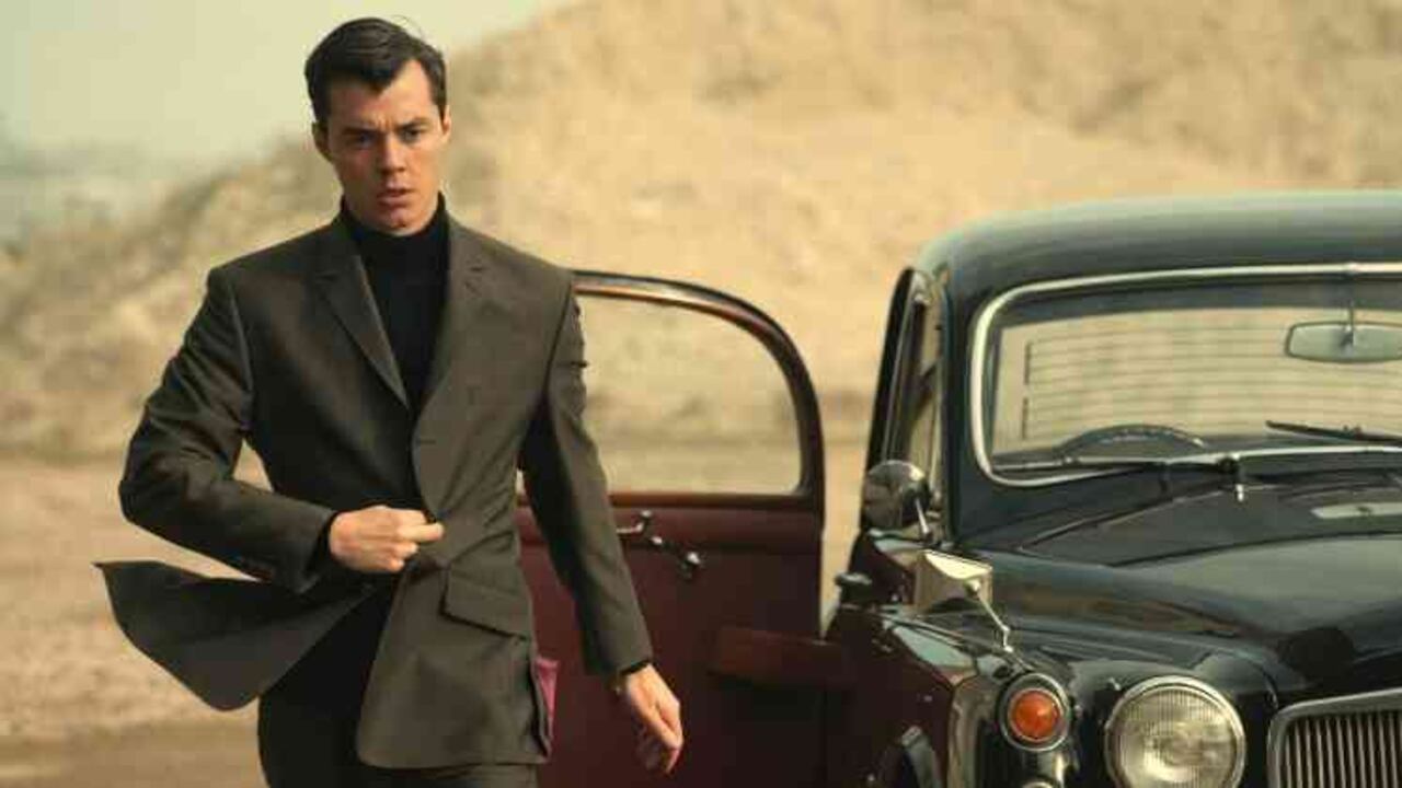 Jack Bannon (The Imitation Game, Fury, Medici) interpreta a un joven Alfred Pennyworth en sus veintes en la serie Pennyworth. Foto: Starzplay.