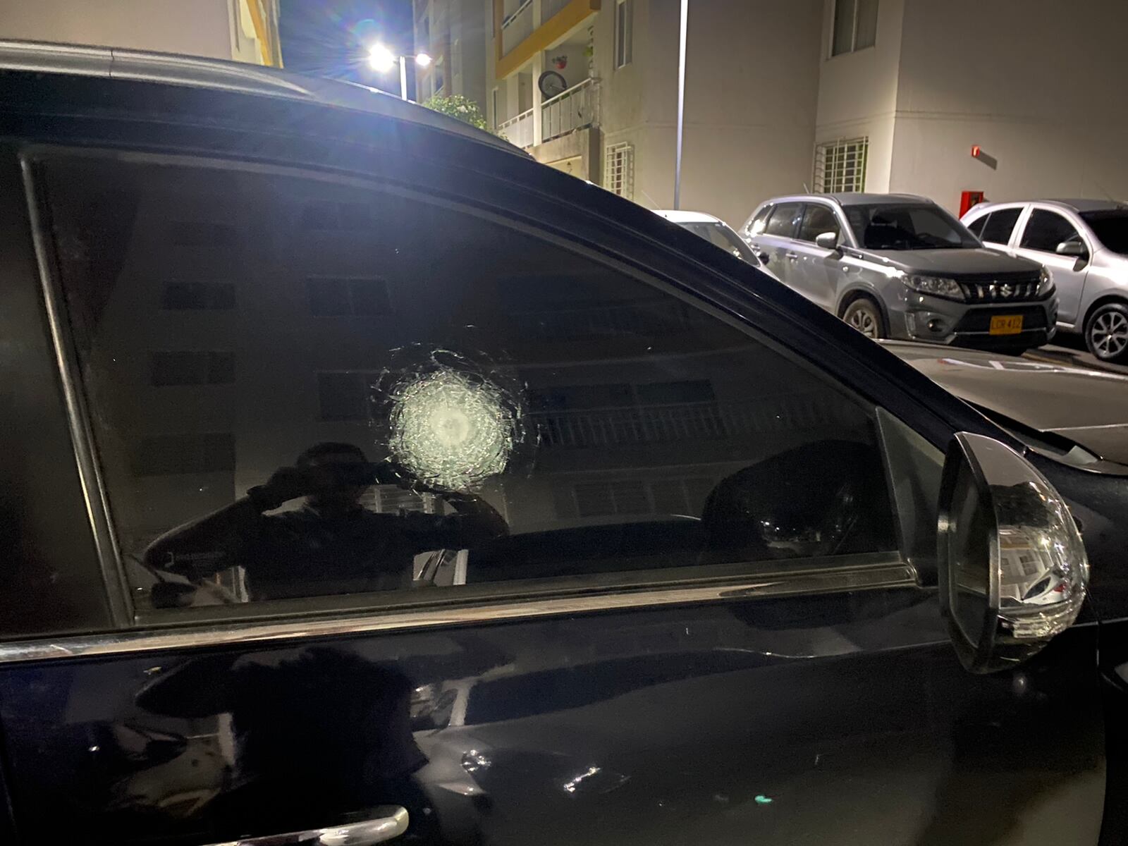 La camioneta recibió al menos seis impactos de bala.