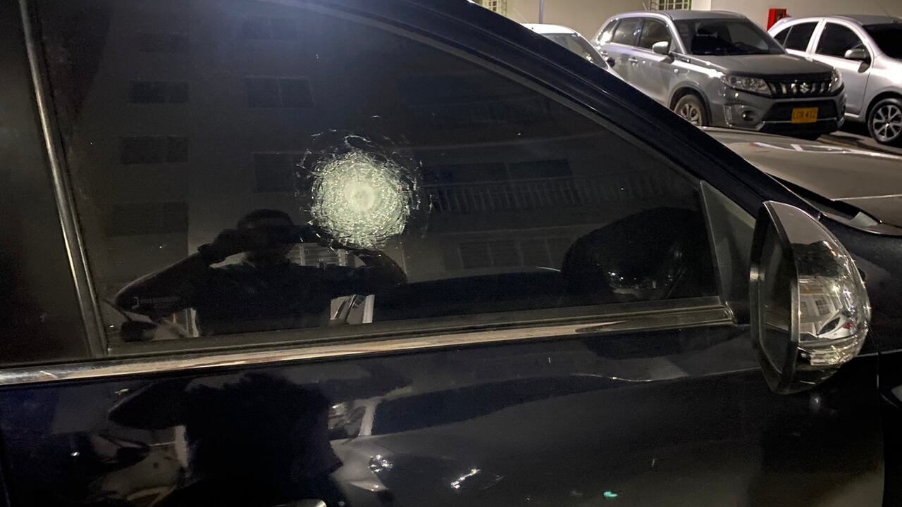 La camioneta recibió al menos seis impactos de bala.