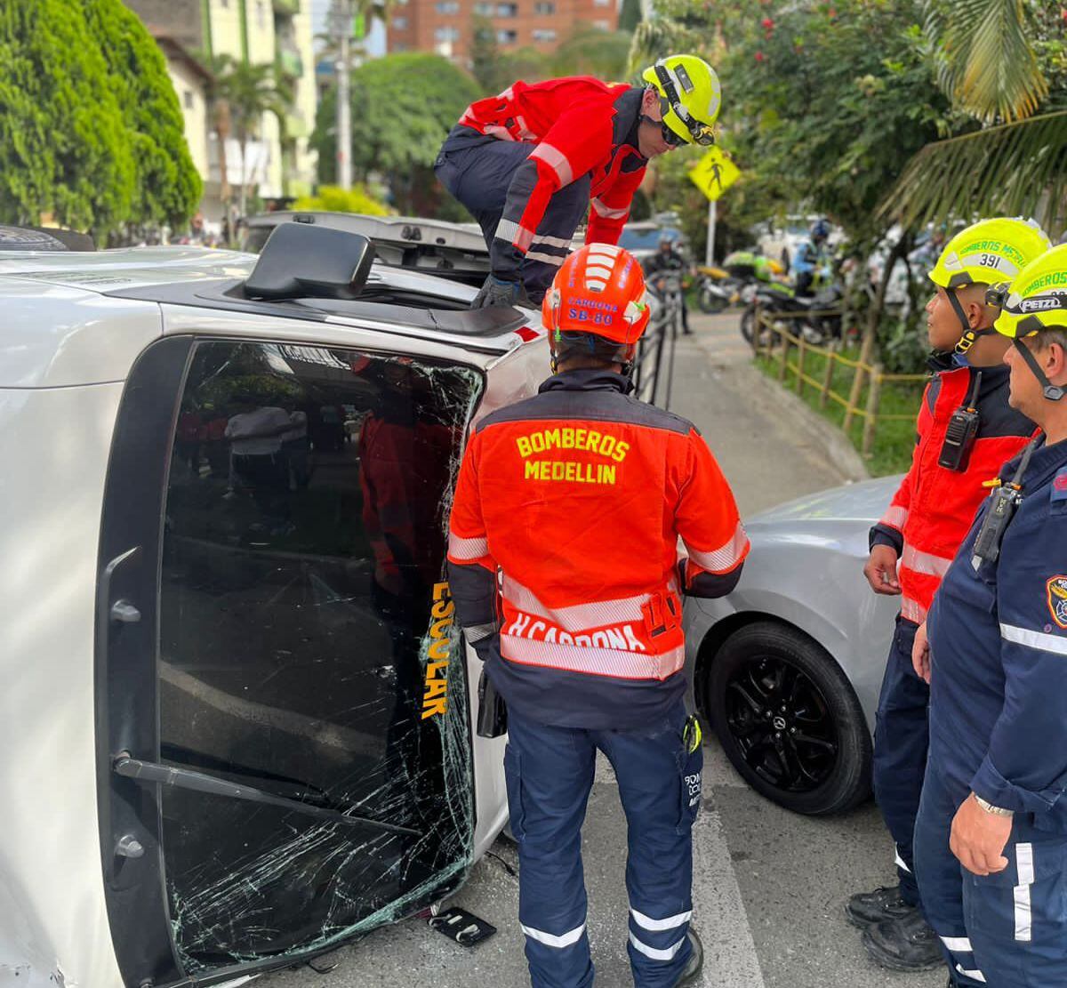 Dos máquinas de bomberos atendieron el accidente