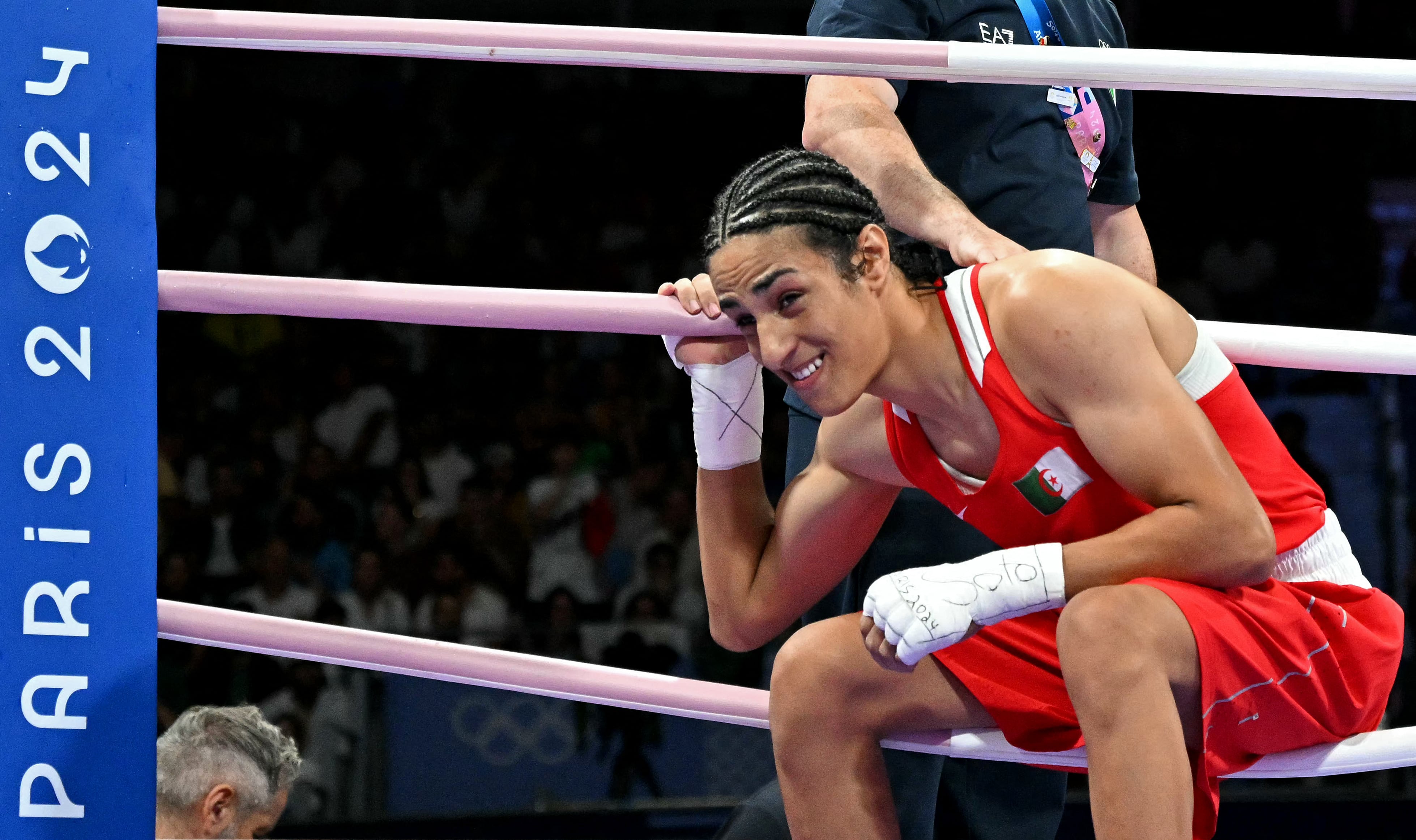 La argelina Imane Khelif sale tras su combate de boxeo de octavos de final de la preliminar femenina de 66 kg contra la italiana Angela Carini durante los Juegos Olímpicos de París 2024 en el North Paris Arena, en Villepinte, el 1 de agosto de 2024.