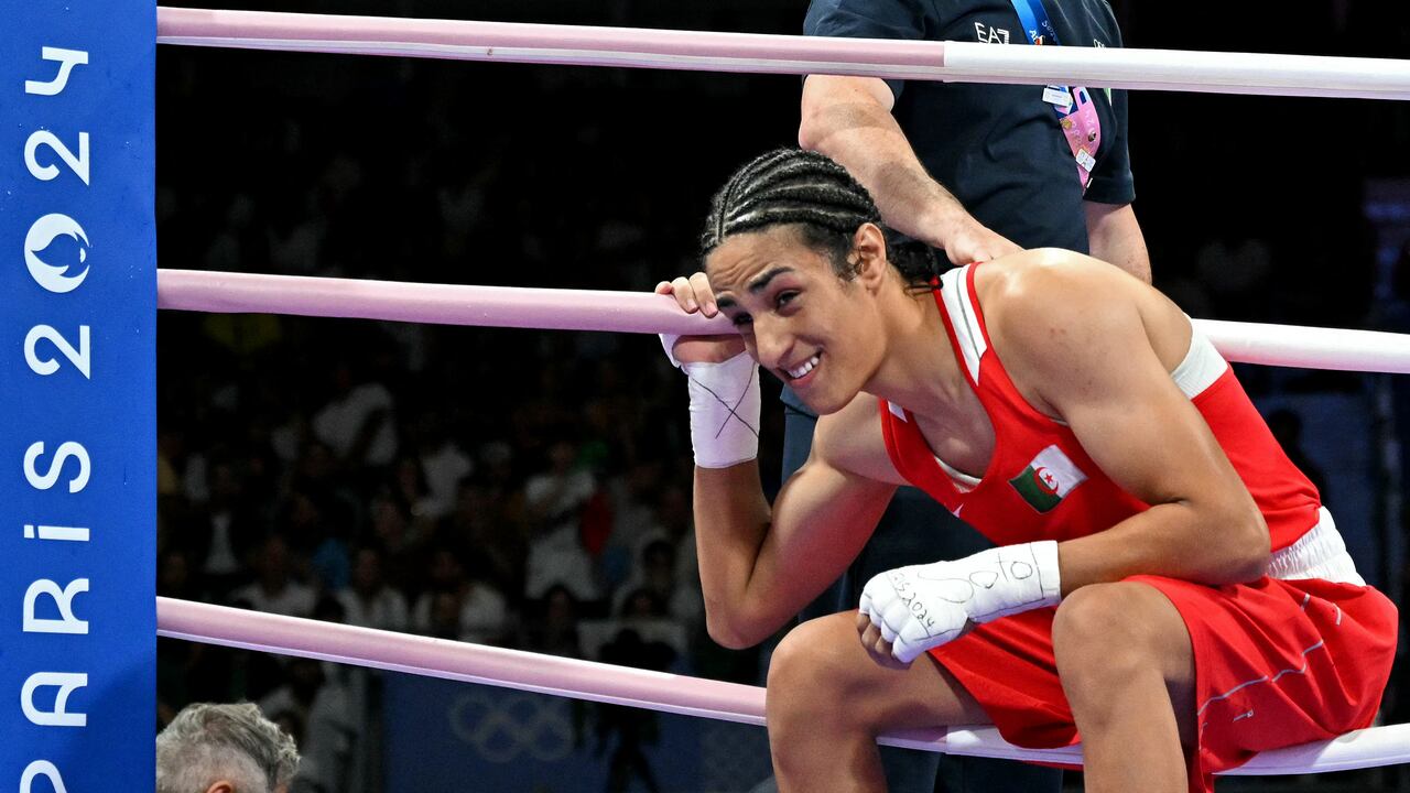 La argelina Imane Khelif sale tras su combate de boxeo de octavos de final de la preliminar femenina de 66 kg contra la italiana Angela Carini durante los Juegos Olímpicos de París 2024 en el North Paris Arena, en Villepinte, el 1 de agosto de 2024.