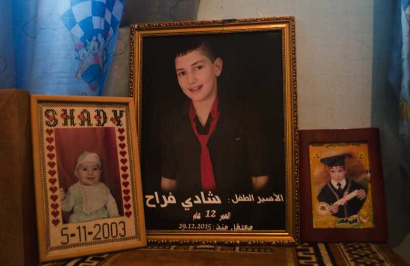 Shady Farah, tiene 12 años y está en prisión desde el 29 de diciembre del 2015 porque lo escucharon hablando árabe y sus compañeros de colegio pensaron que él los iba a apuñalar. Él hace parte de los 450 prisioneros palestinos menores de edad.