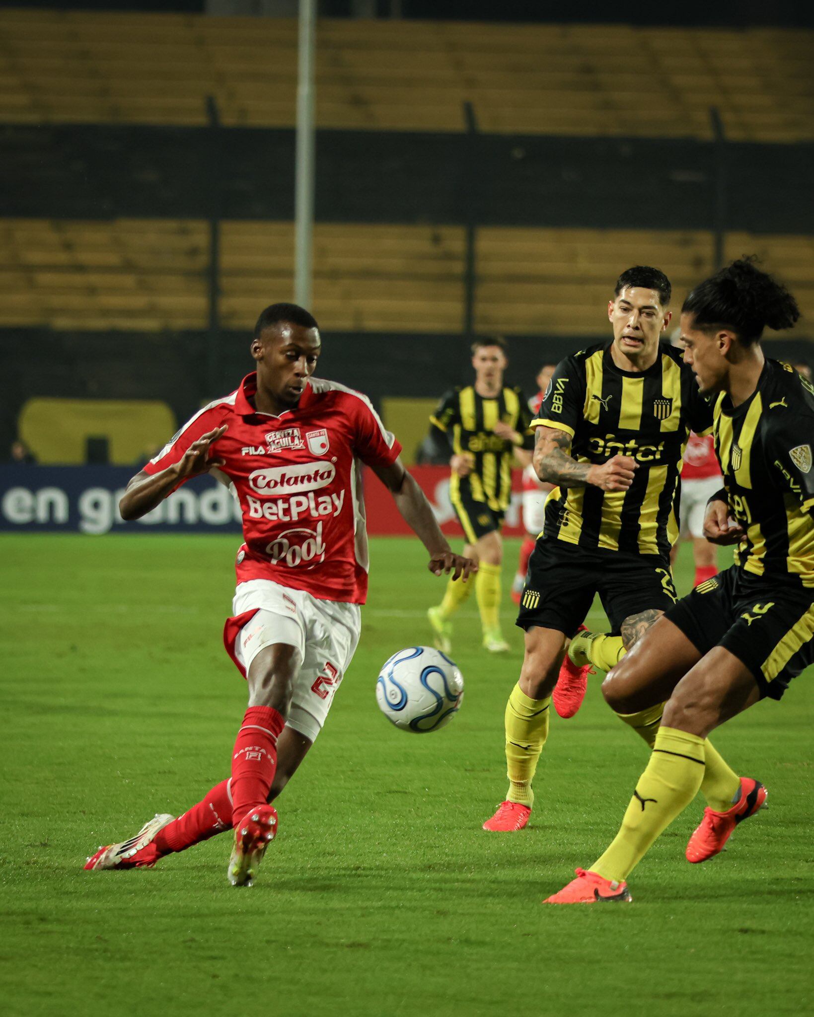 Yeicar Perlaza en el partido de Peñarol vs. Santa Fe por Copa Libertadores.