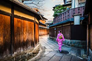 Mujer japonesa caminando por los callejones del distrito de Gion, Kioto, Japón