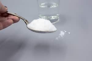 El bicarbonato de sodio y el agua oxiganada son ideales para eliminar el moho.