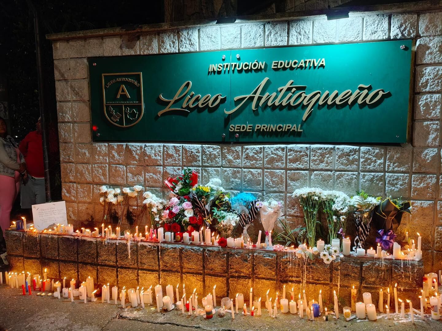 La comunidad educativa se reunieron en las instalaciones de la institución para hacer una velatón.