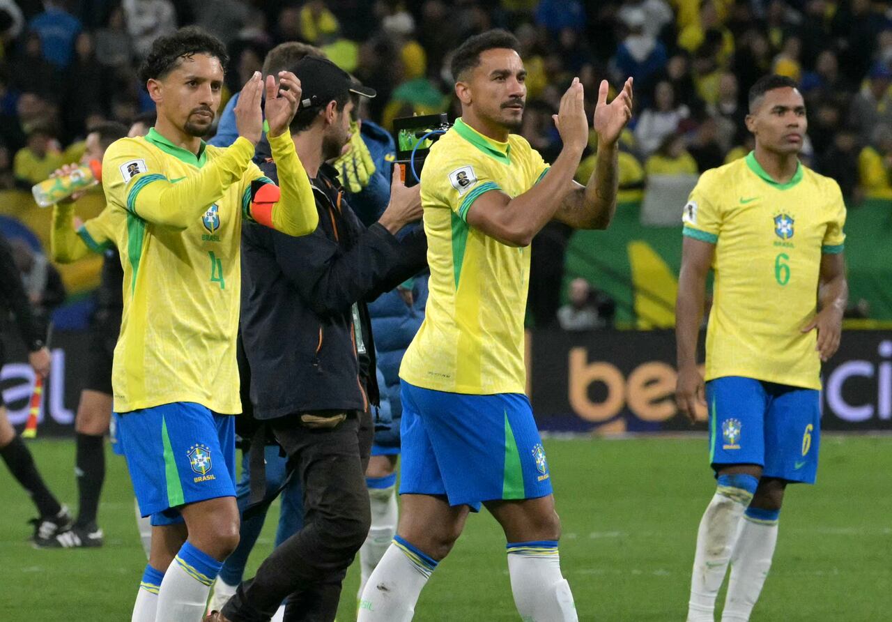 El defensa brasileño #04 Marquinhos, el defensa #02 Danilo y el defensa #06 Alex Sandro celebran después de ganar el partido de fútbol de las eliminatorias sudamericanas de la Copa Mundial de la FIFA 2026 entre Brasil y Paraguay en el Neo Química Arena en Sao Paulo, Brasil, el 10 de junio de 2025. (Foto de NELSON ALMEIDA / AFP)