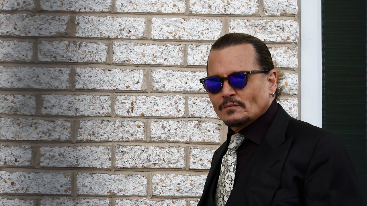 Al inicio de la audiencia de este jueves, los abogados de Heard presentaron en la corte mensajes de texto con contenido violento que Depp intercambió con allegados, aunque sin ofrecer el contexto.