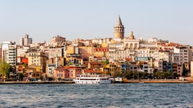 Paisaje urbano de Estambul con el Bósforo y la Torre de Gálata en un día soleado de verano en Turquía