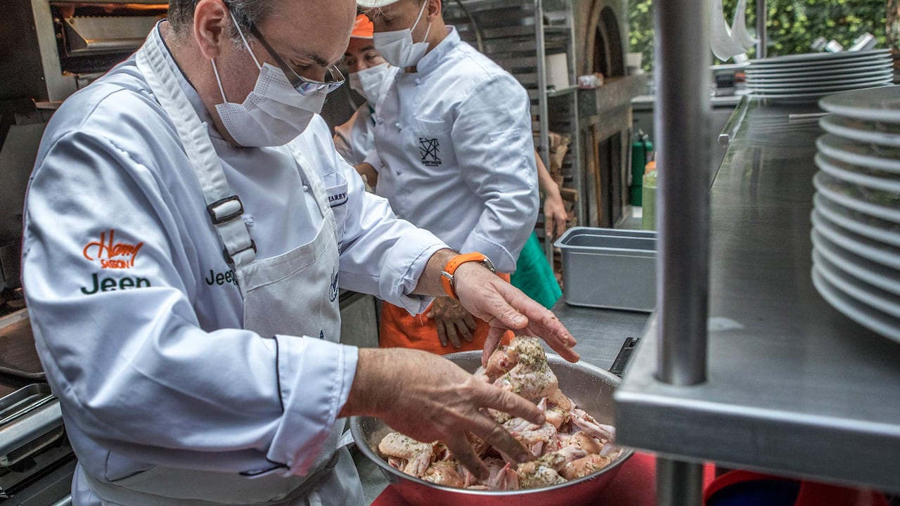 Harry Sasson cocinando