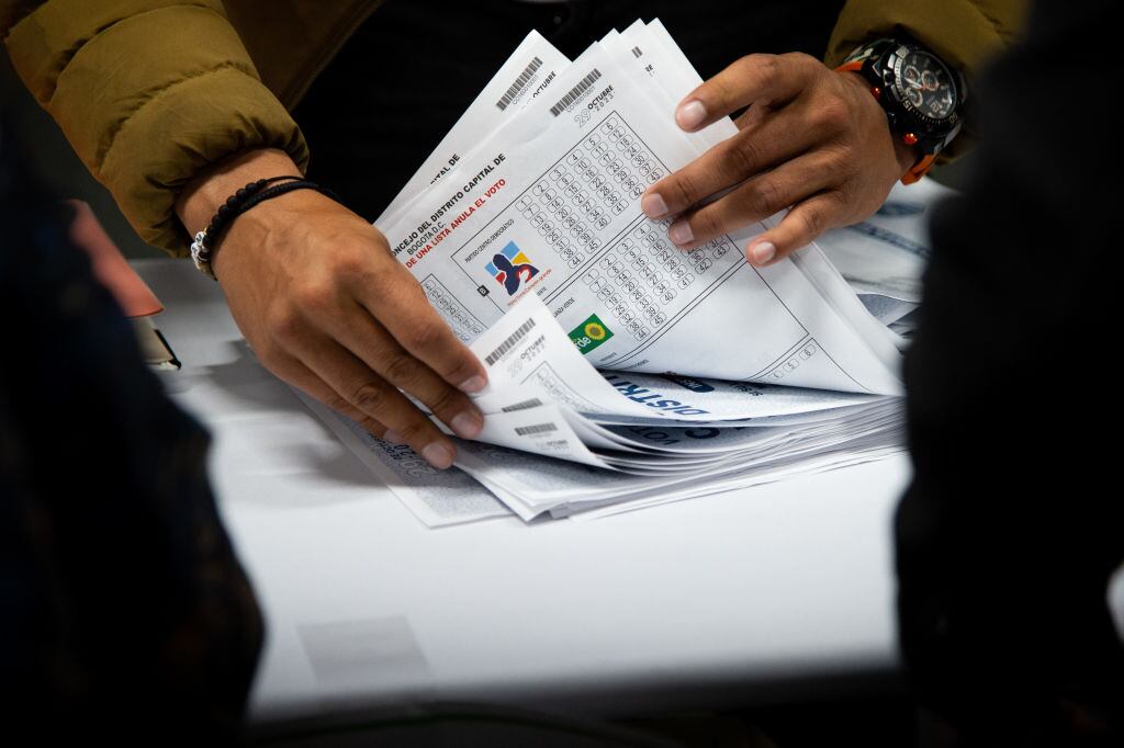 Los miembros del jurado electoral cuentan los votos y descartan todo el material electoral no utilizado durante las elecciones regionales de Colombia para elegir a los nuevos alcaldes, gobernadores y concejales de las ciudades, en Bogotá, Colombia, el 29 de octubre de 2023 (Foto de: Chepa Beltran/Long Visual Press/Universal Images Group vía Getty Images)
