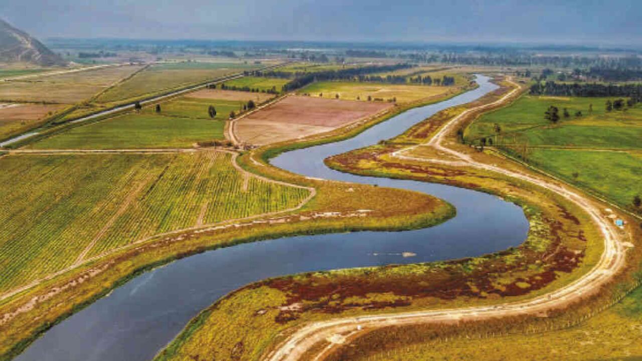 El color del río Bogotá permite apreciar los niveles de contaminación que ha alcanzado en las últimas décadas.