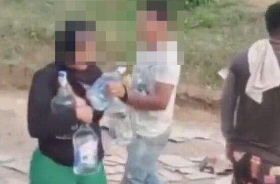 Las personas llegaron a saquear el camión volcado y se llevaron todo el licor