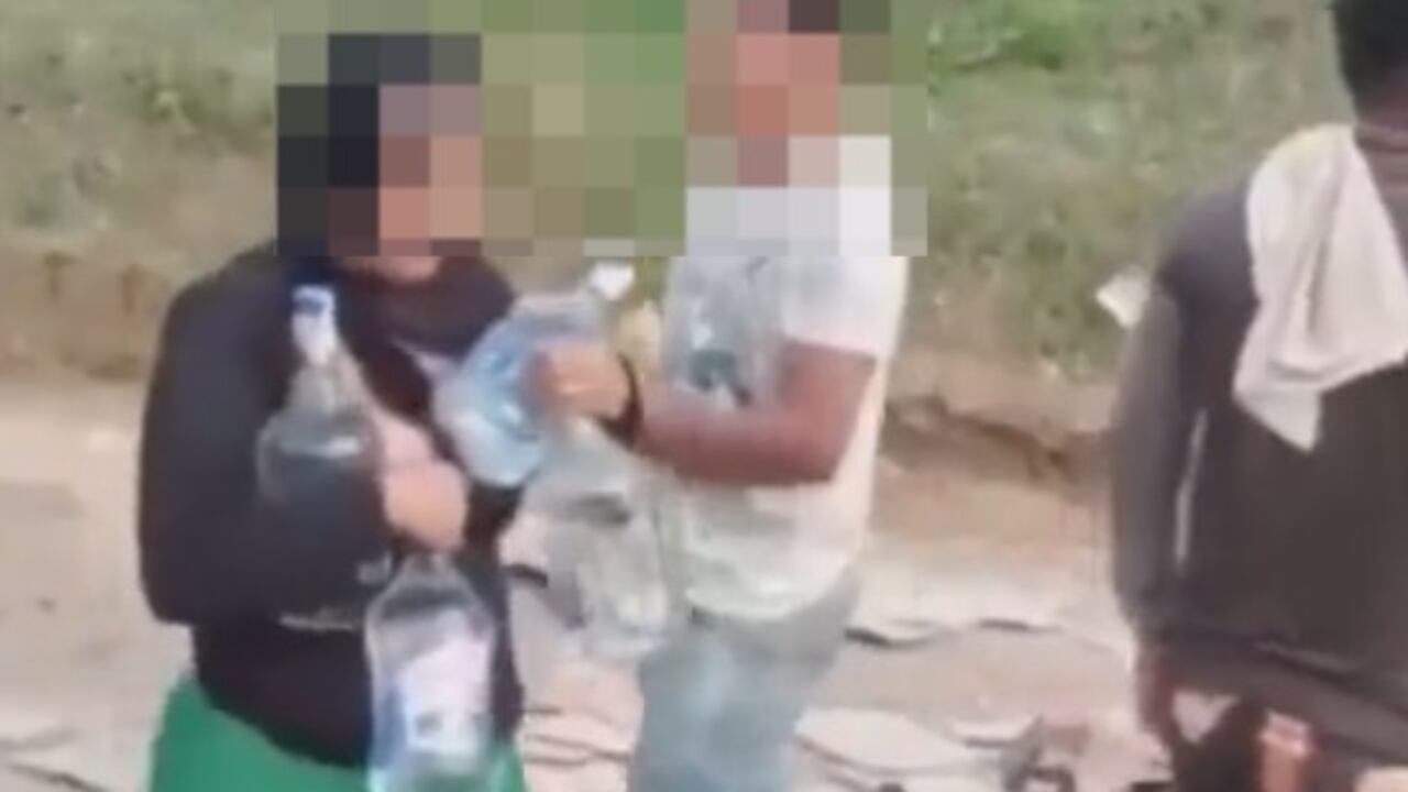 Las personas llegaron a saquear el camión volcado y se llevaron todo el licor.