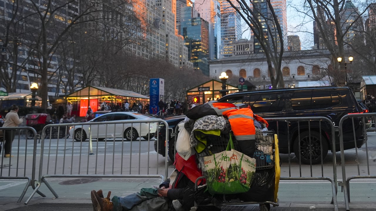 Persona sin hogar durante el invierno en Nueva York