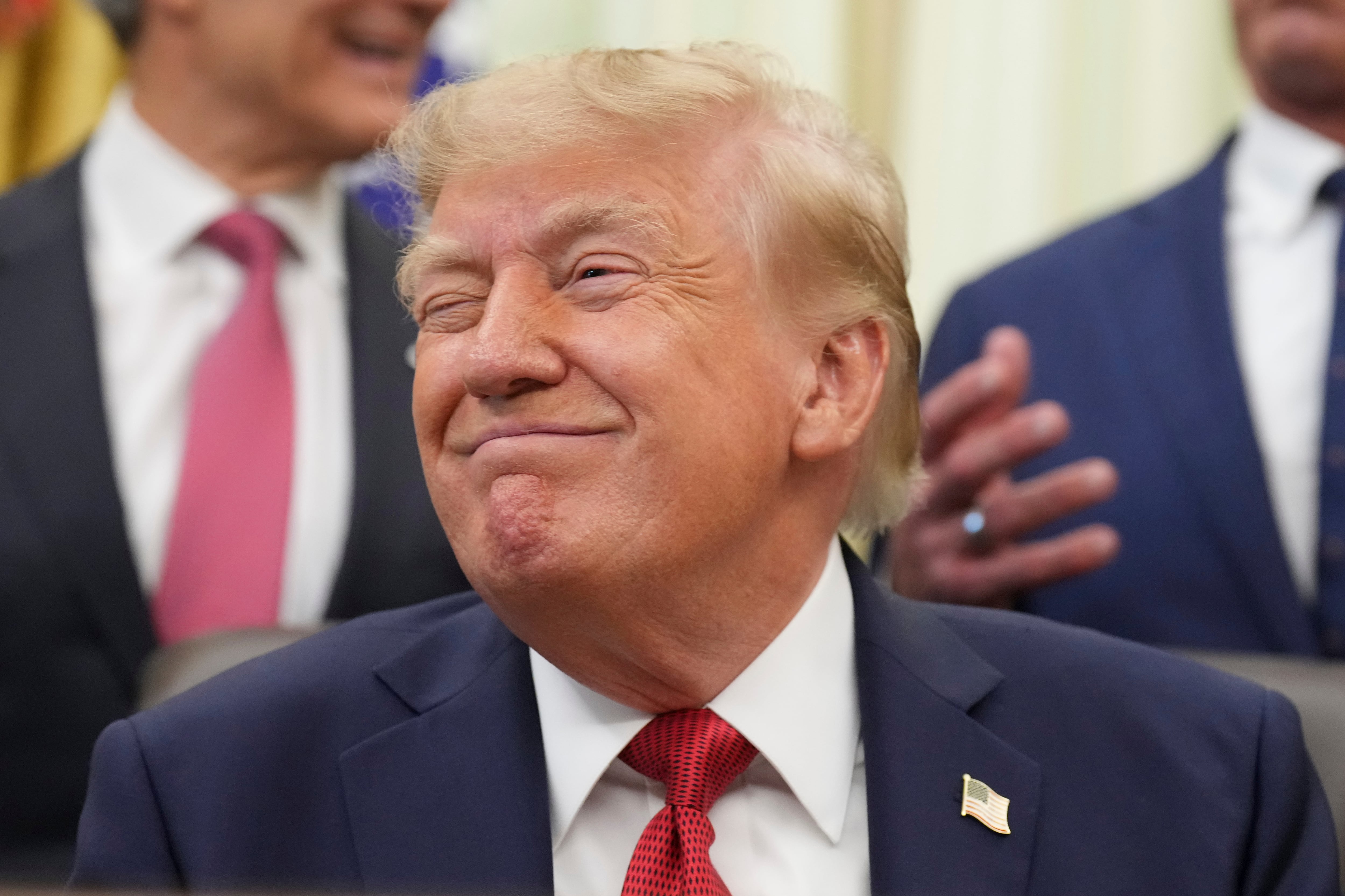 El presidente Donald Trump sonríe durante un acto sobre atención sanitaria en el Despacho Oval de la Casa Blanca.