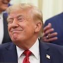 El presidente Donald Trump sonríe durante un acto sobre atención sanitaria en el Despacho Oval de la Casa Blanca.