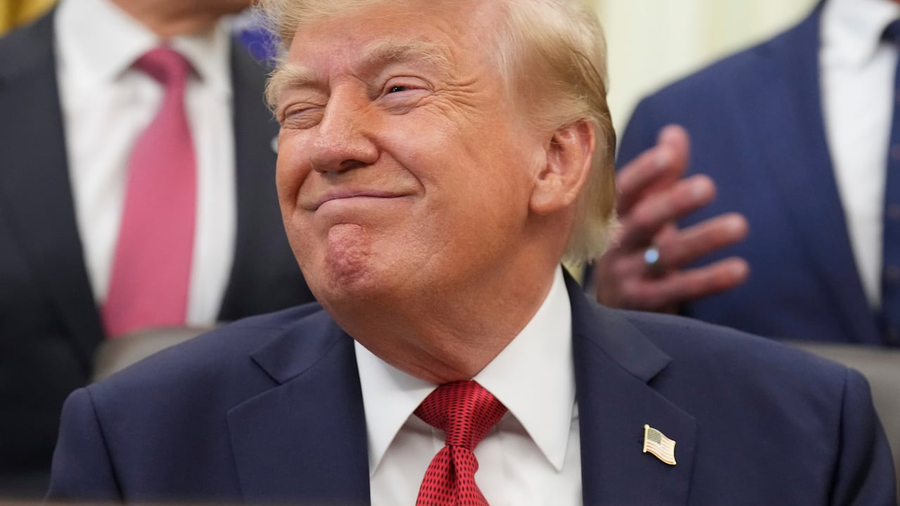El presidente Donald Trump sonríe durante un acto sobre atención sanitaria en el Despacho Oval de la Casa Blanca.