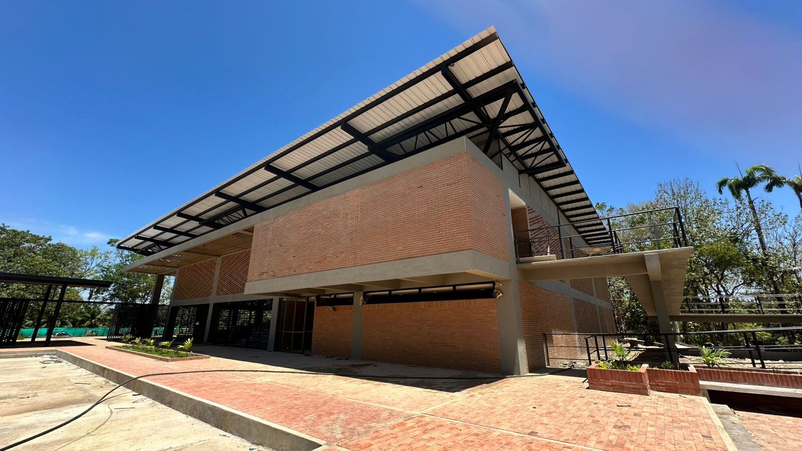 Shakira y su Fundación ha construido e intervenido un total de 20 colegios Pies Descalzos a nivel nacional.