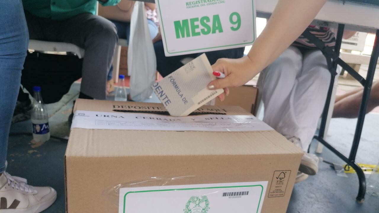 Votaciones en Barranquilla, gente votando votos