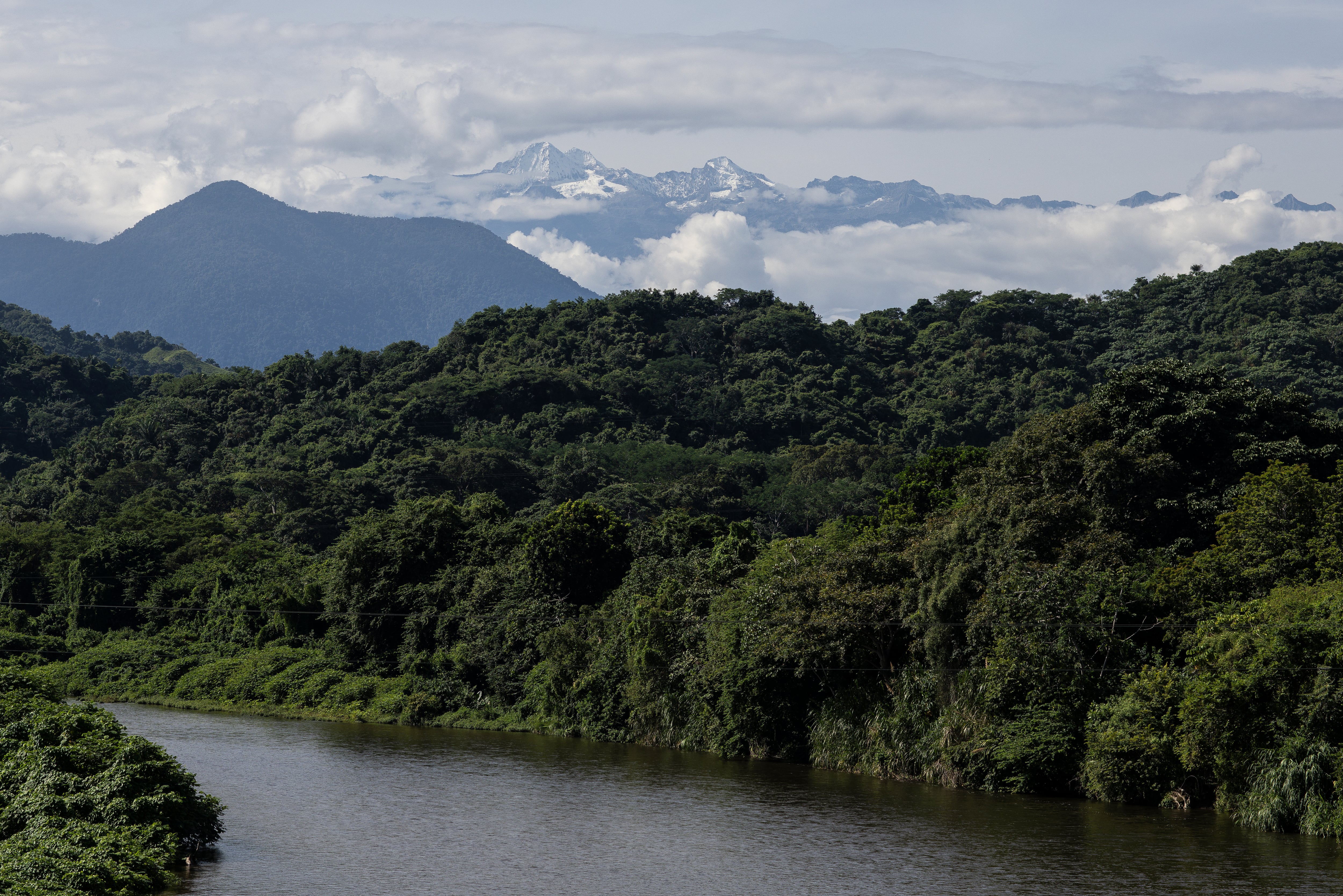 En la vía que comunica Dibulla con Palomino se puede apreciar la Sierra Nevada de Santa Marta.
