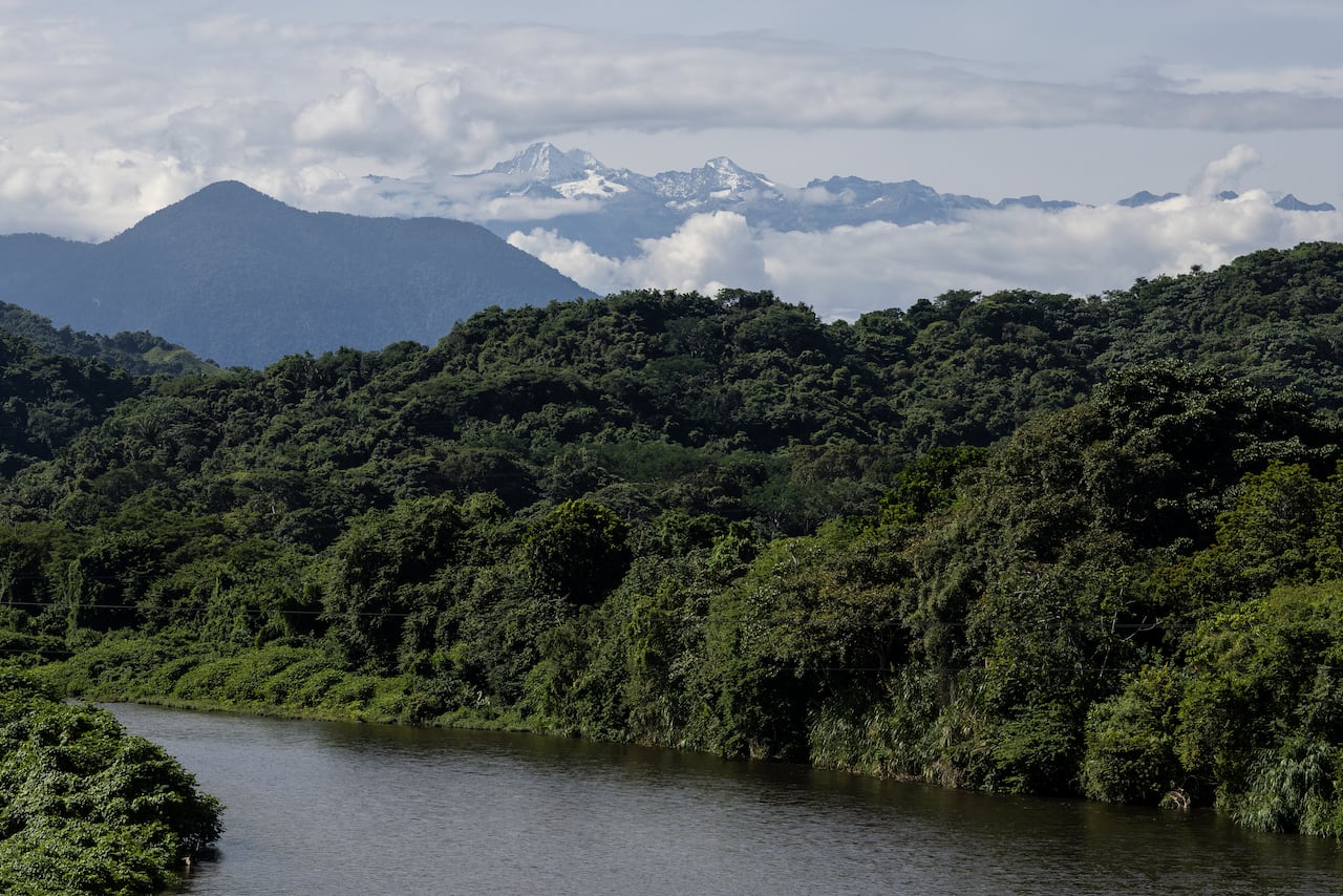 En la vía que comunica Dibulla con Palomino se puede apreciar la Sierra Nevada de Santa Marta.