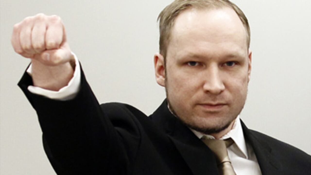 Anders Breivik desafía a la Corte con un saludo de extrema derecha.