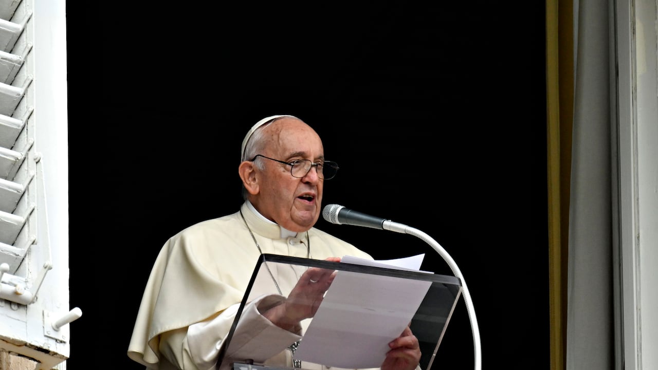 El Papa Francisco asiste a la Oración del Regina Coeli y entrega su bendición Angelus a los fieles reunidos en la Plaza de San Pedro
