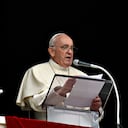 El Papa Francisco asiste a la Oración del Regina Coeli y entrega su bendición Angelus a los fieles reunidos en la Plaza de San Pedro