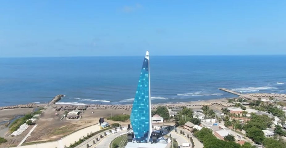 El faro tiene una altura de 70 metros