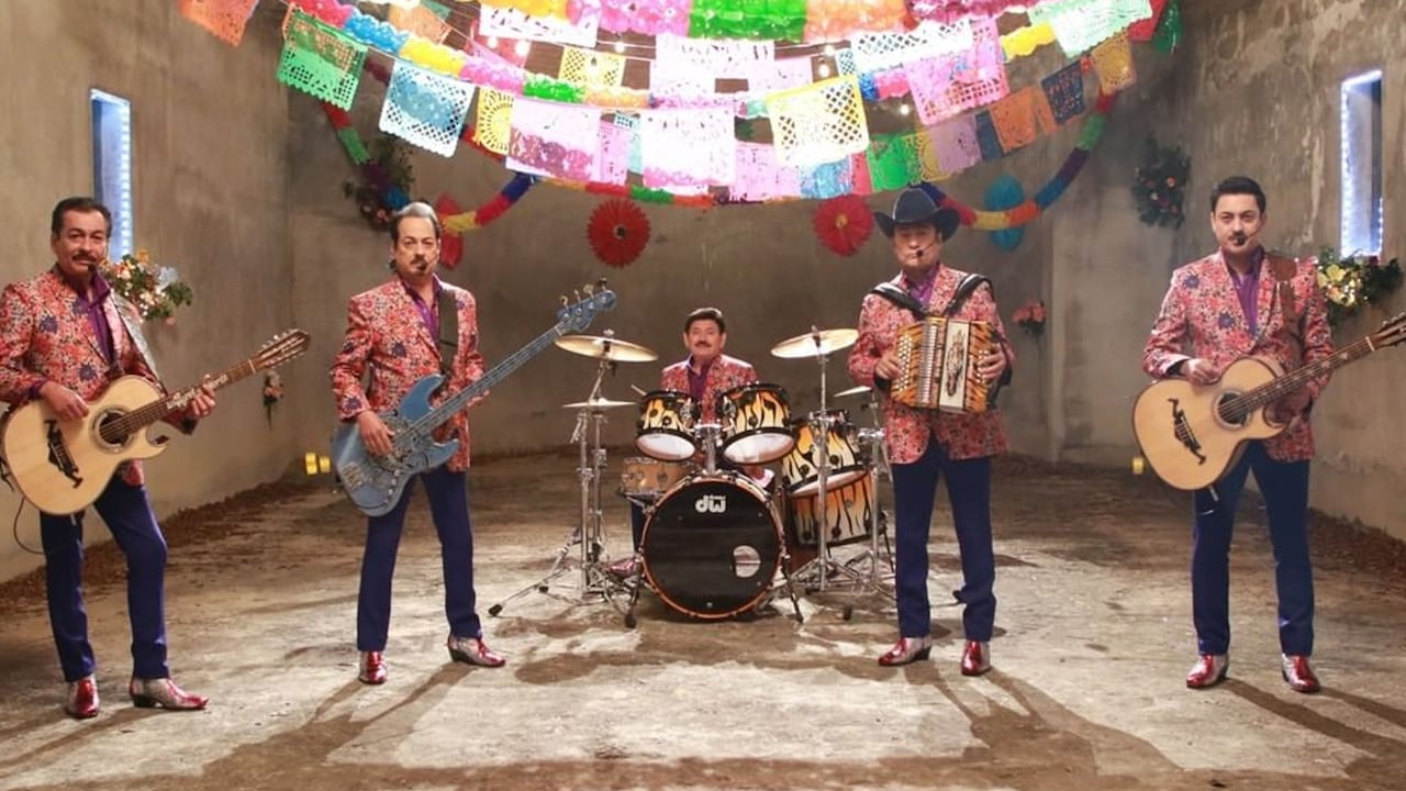 La banda de música norteña recibió una lamentable noticia durante un concierto.