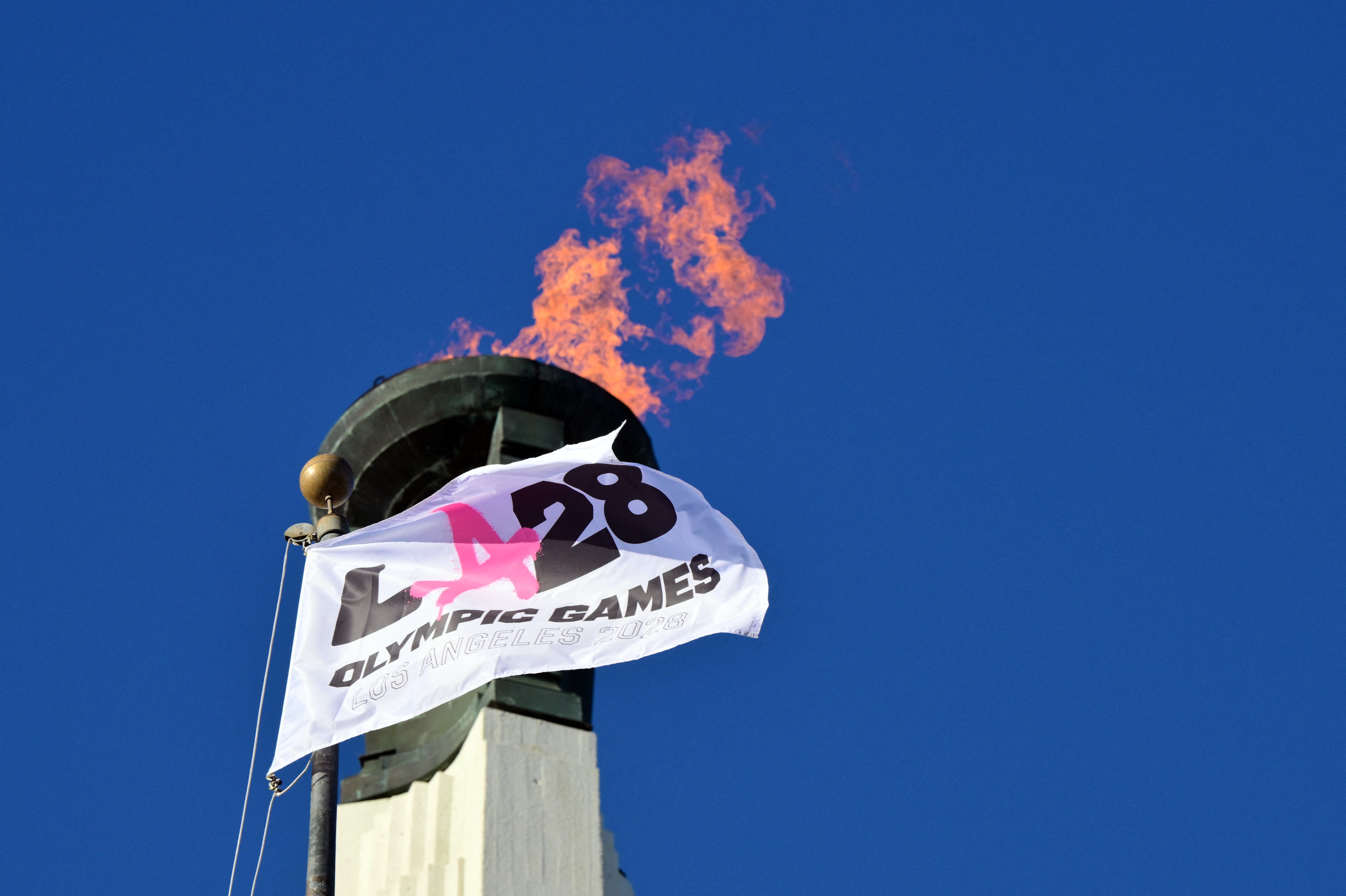 El pebetero olímpico LA28 se enciende durante una ceremonia de encendido en el Memorial Coliseum de Los Ángeles el 13 de enero de 2026, antes del inicio del registro de entradas para los Juegos Olímpicos de Verano de 2028. (Foto de Frederic J. Brown / AFP)