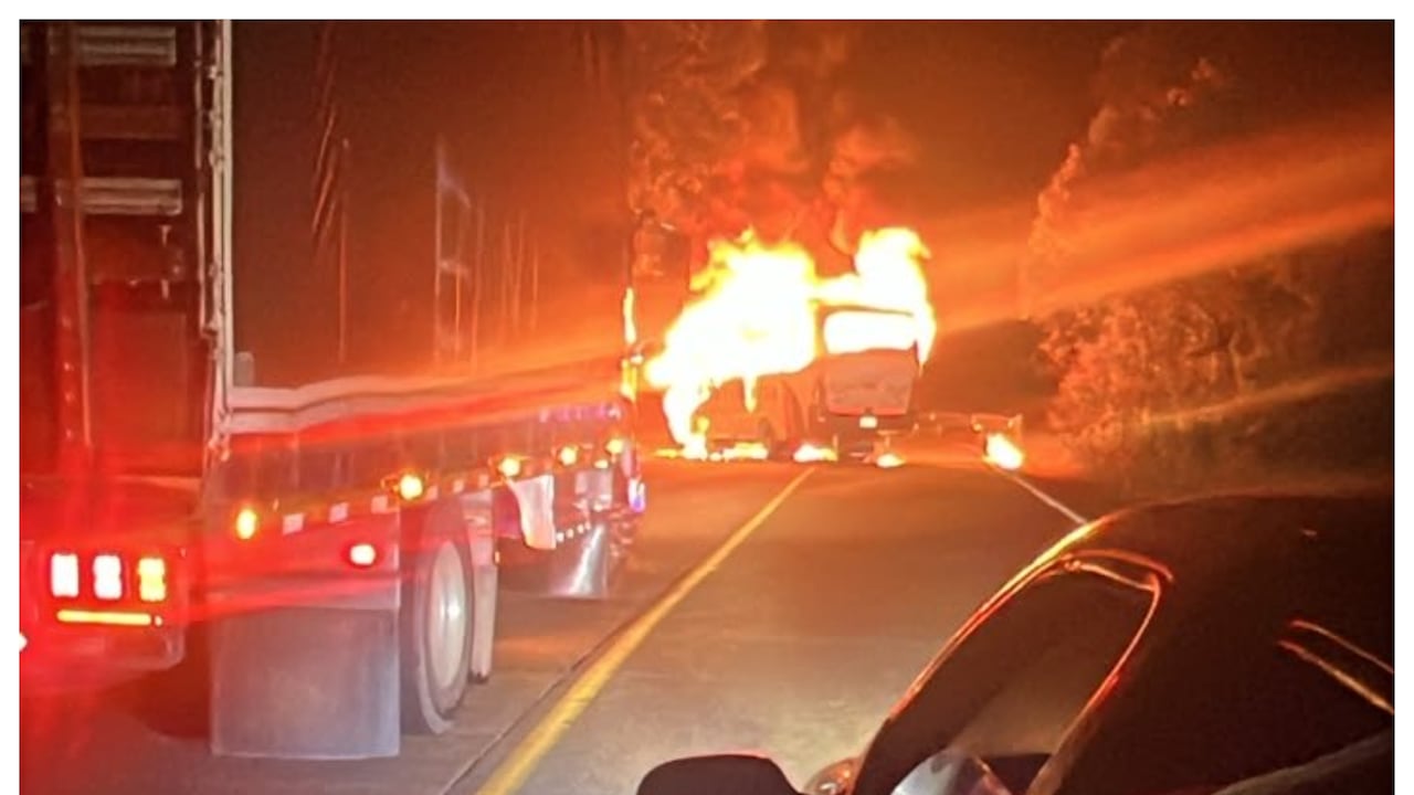 Bus quemado por delincuentes en La Unión, Antioquia.