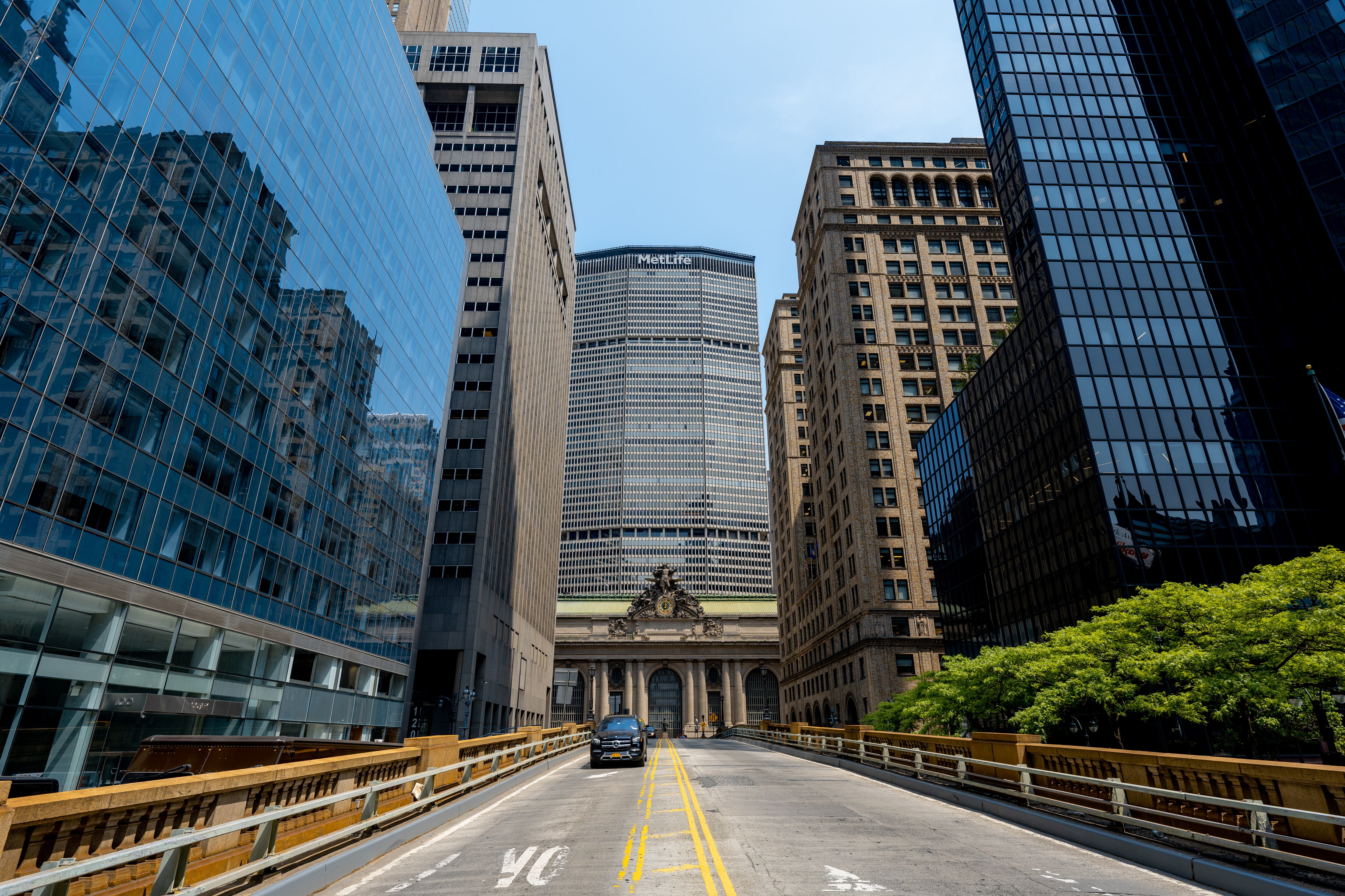 Una vista de Park Avenue con el edificio Met Life en el centro sobre la fachada de la estación Grand Central y la carretera de circunvalación el 12 de mayo de 2023 en la ciudad de Nueva York