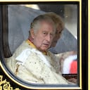El rey Carlos III y la reina Camila son transportados en el carruaje estatal del Jubileo de Diamante cuando la Procesión del Rey llega a la Abadía de Westminster para su ceremonia de coronación en Londres, el sábado 6 de mayo de 2023.(Toby Melville, Pool via AP)