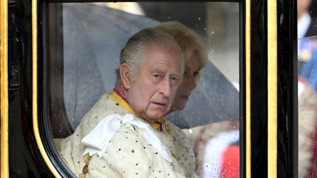El rey Carlos III y la reina Camila son transportados en el carruaje estatal del Jubileo de Diamante cuando la Procesión del Rey llega a la Abadía de Westminster para su ceremonia de coronación en Londres, el sábado 6 de mayo de 2023.(Toby Melville, Pool via AP)