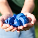 Reciclaje, una persona con tapas de botellas de plástico con las dos manos