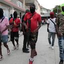 Miembros armados de la pandilla "G9 y Familia" participan en una marcha contra el primer ministro de Haití, Ariel Henry, en Puerto Príncipe, Haití, el 19 de septiembre de 2023. (AP Foto/Odelyn Joseph)