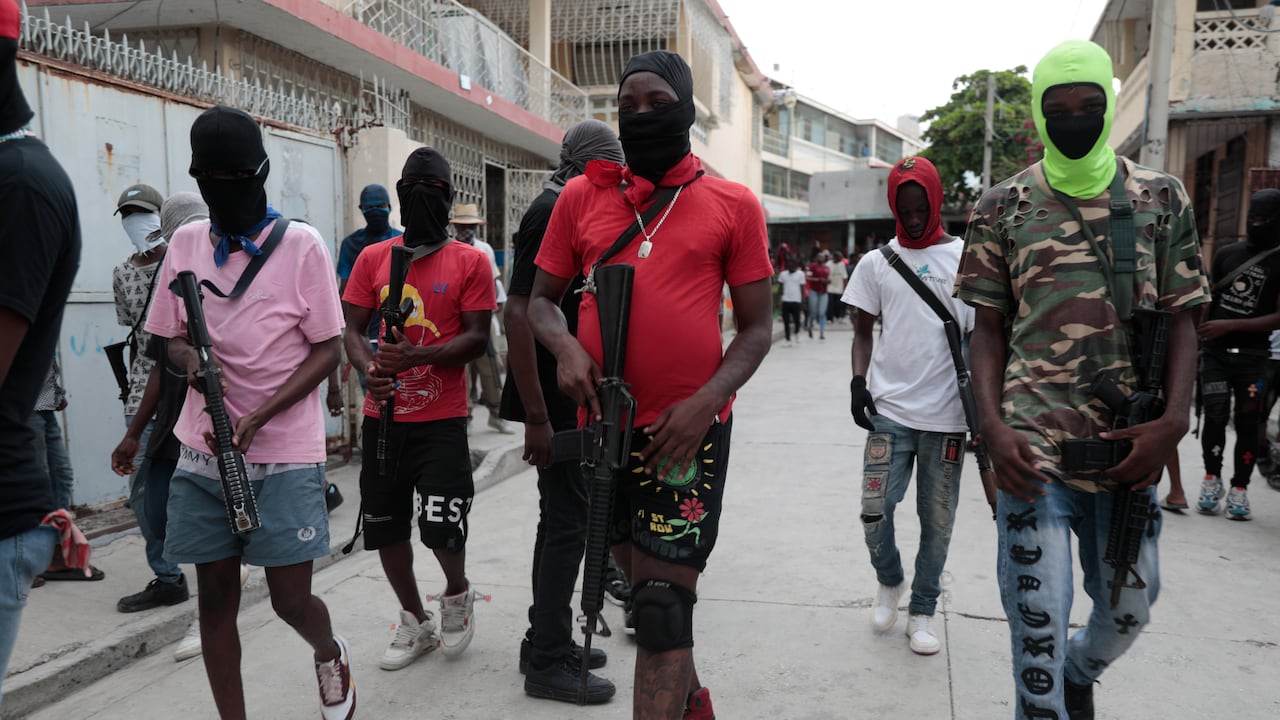 Miembros armados de la pandilla "G9 y Familia" participan en una marcha contra el primer ministro de Haití, Ariel Henry, en Puerto Príncipe, Haití, el 19 de septiembre de 2023. (AP Foto/Odelyn Joseph)