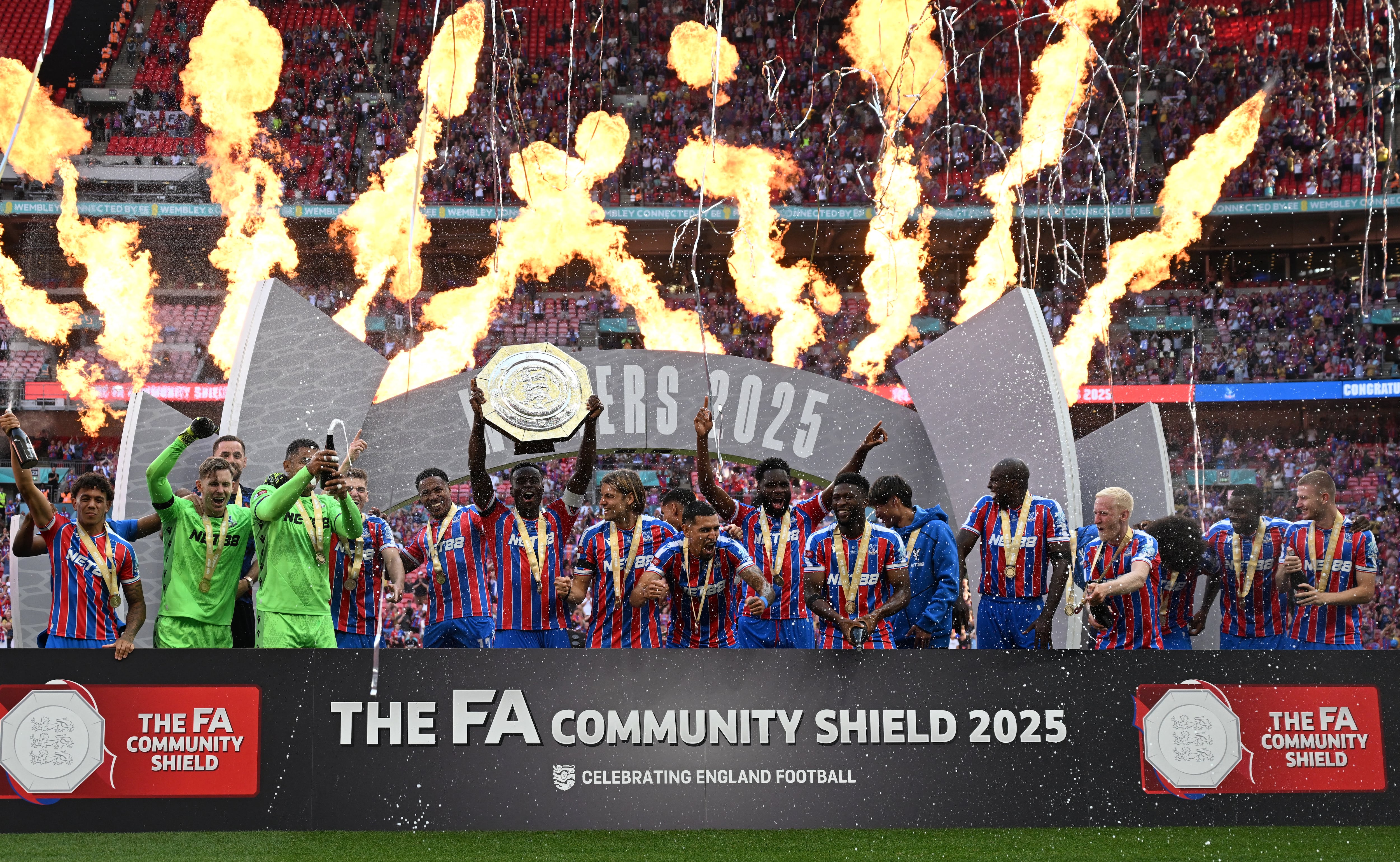 Daniel Muñoz y Jefferson Lerma se convierten en el tercer y cuarto colombiano en ser campeones de la Comunnity Shield.