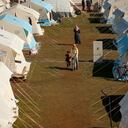La gente camina en un campamento de tiendas de campaña instalado para los sobrevivientes en Adiyaman, en el sur de Turquía, el lunes 13 de febrero de 2023.(AP Photo/Emrah Gurel)