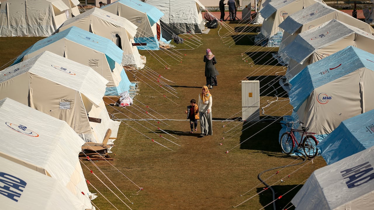 La gente camina en un campamento de tiendas de campaña instalado para los sobrevivientes en Adiyaman, en el sur de Turquía, el lunes 13 de febrero de 2023.(AP Photo/Emrah Gurel)